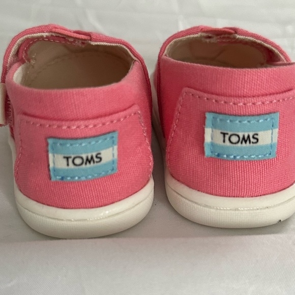 Toms Girls Walker Shoe Size 4 - Picture 2 of 6